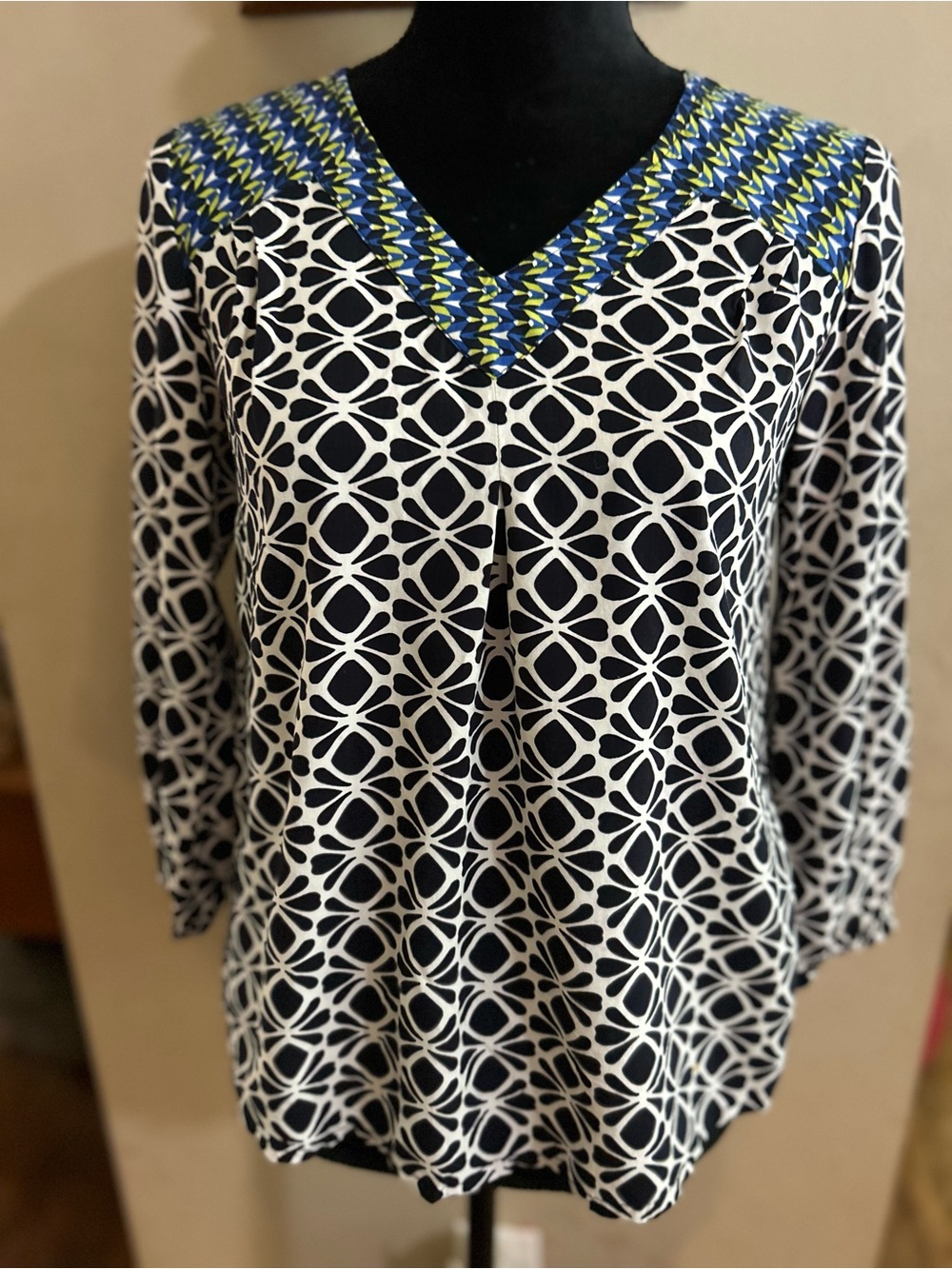 Crown & Ivy Women's Black and White Geometric V-Neck Top with Blue Green Accent